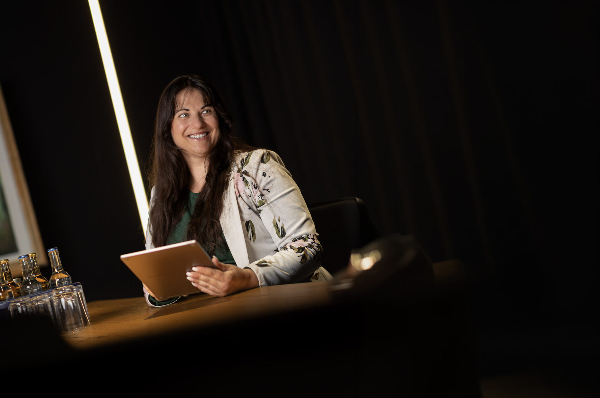 Vanessa Richard arbeitet mit dem Tablet an der Buchhaltung